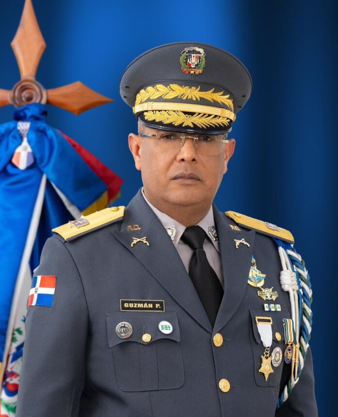 Abinader designa a Ramón Antonio Guzmán como nuevo director de la Policía