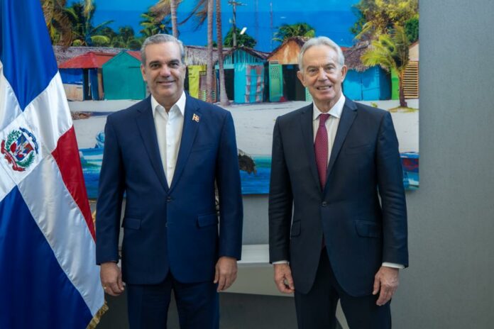 Abinader se reúne con exprimer ministro británico Tony Blair; mediará en conflicto RD-Haití