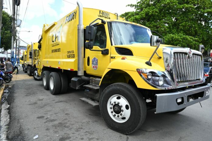 Alcalde José Andújar eleva a 45 flotilla de camiones compactadores en SDO