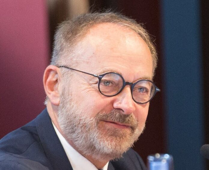 Arrestan senador francés sospechoso de drogar a diputada para agredirla sexualmente