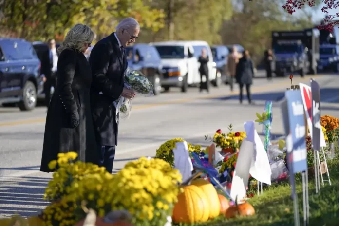 Biden dice a residentes de ciudad de Maine tras tiroteo masivo: “No están solos”