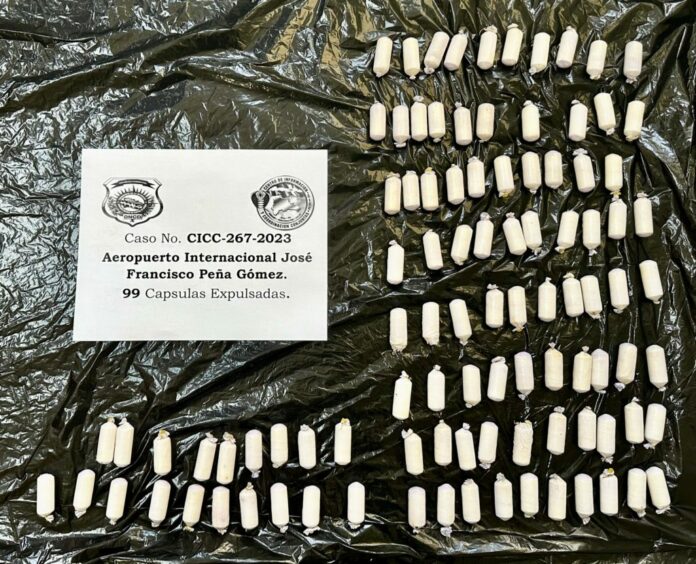 Dictan tres meses de prisión preventiva a hombre detenido en el AILA con 99 bolsitas de cocaína en el estómago