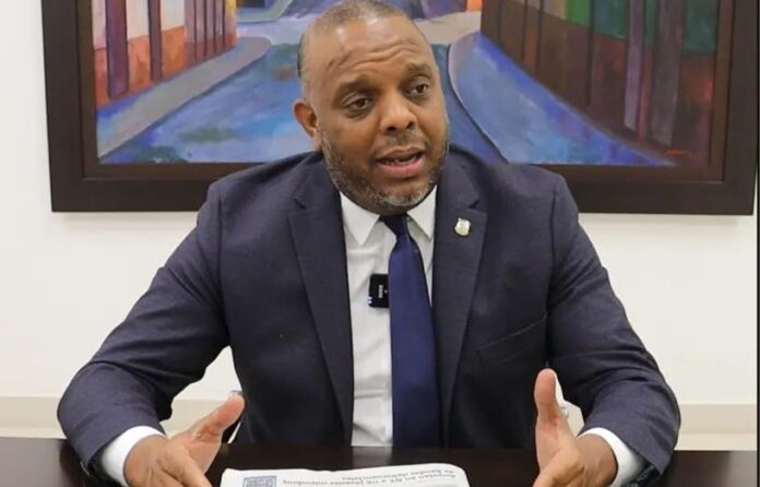 Diputado critica licencia en Intrant