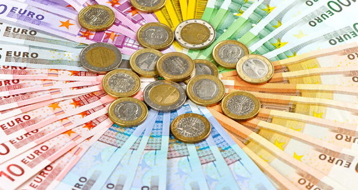 El euro cae a 1,0904 dólares tras bajar más de lo esperado la inflación de la eurozona