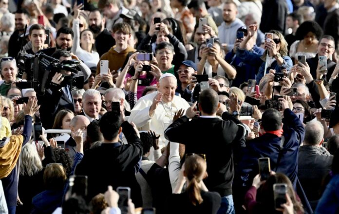 El papa lamenta que haya cristianos sin alegría, con “cara de bacalao”