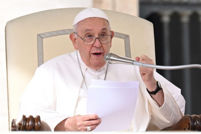 El papa pide a los jóvenes que difundan buenas noticias en las redes sociales