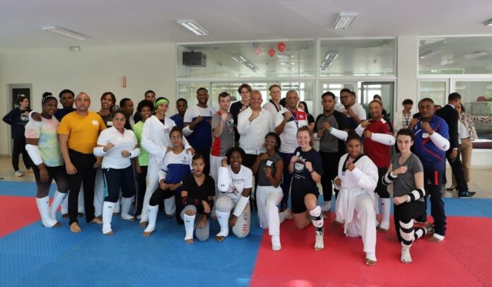 Embajada USA y el Isfodosu con programa de EF