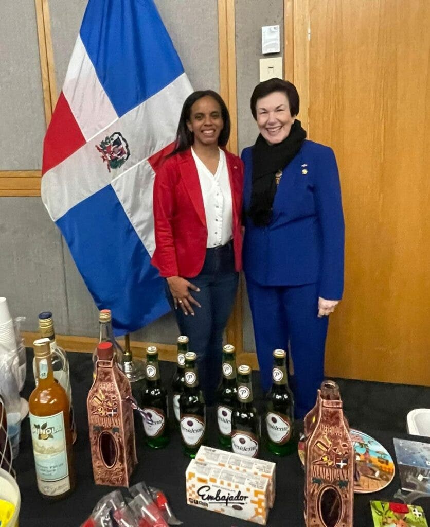 Embajadora Sonia Guzman participa en Noche Internacional en Academia del