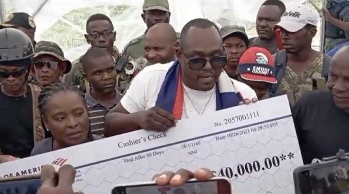 Entregan cheque por 40,000 dólares para construcción canal sobre río Masacre