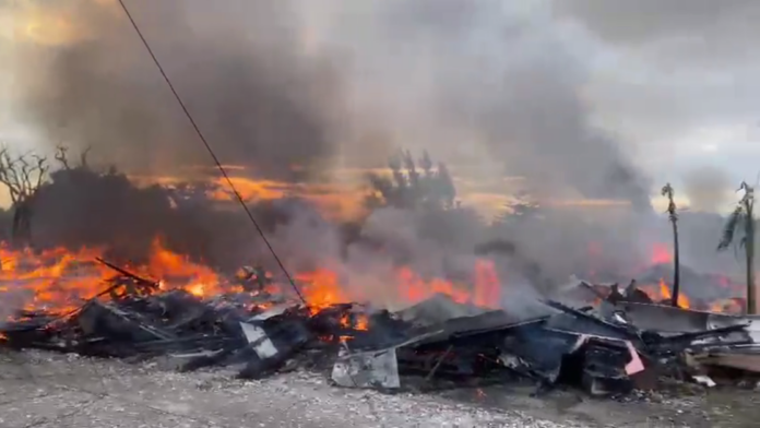 Gran fuego destruye barriada marginal en Bahamas antes de iniciarse su demolición