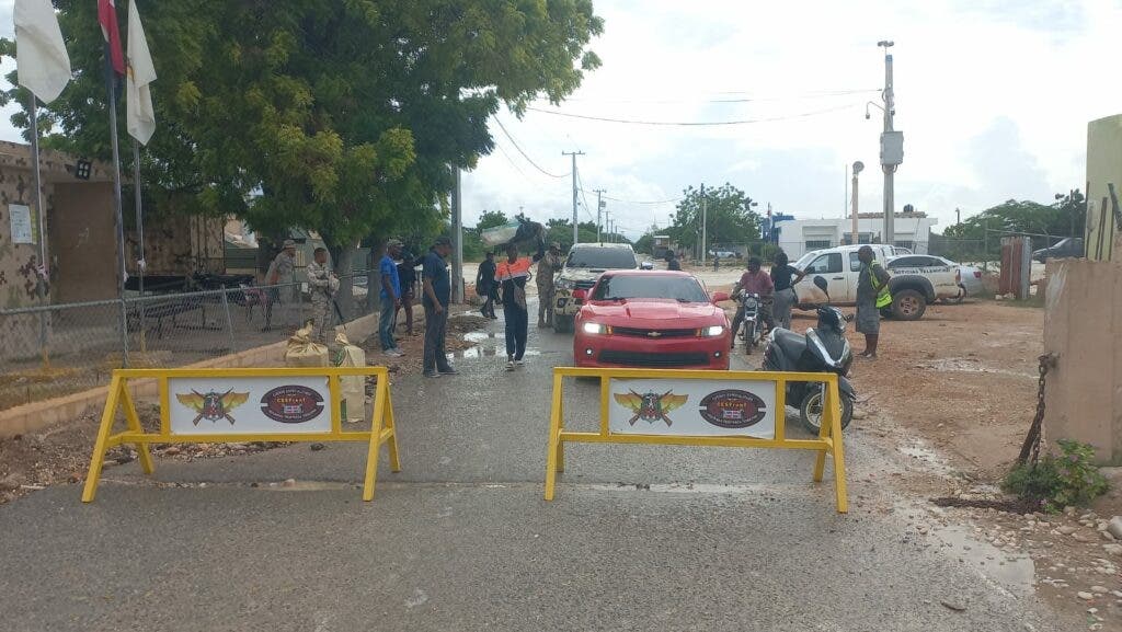 Haitianos se abastecen de alimentos en Pedernales