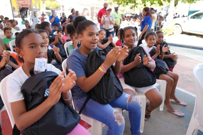 INABIE entrega de útiles escolares a estudiantes afectados por disturbio tropical