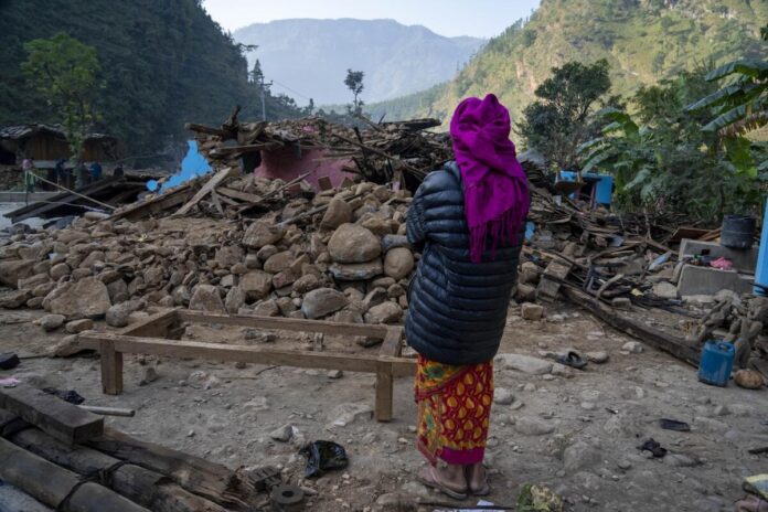 La ayuda empieza a llegar a aldeas de Nepal golpeadas por el sismo