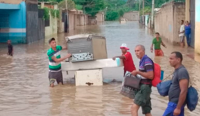 Lluvias provocan inundaciones en comunidades de dos regiones en Venezuela