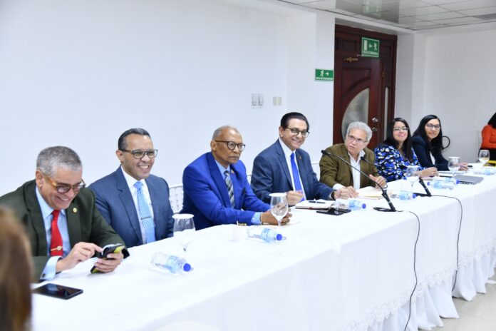 Ministro de Salud y Waldo Ariel Suero sostienen reunión para buscarle solución a los problemas de los galenos