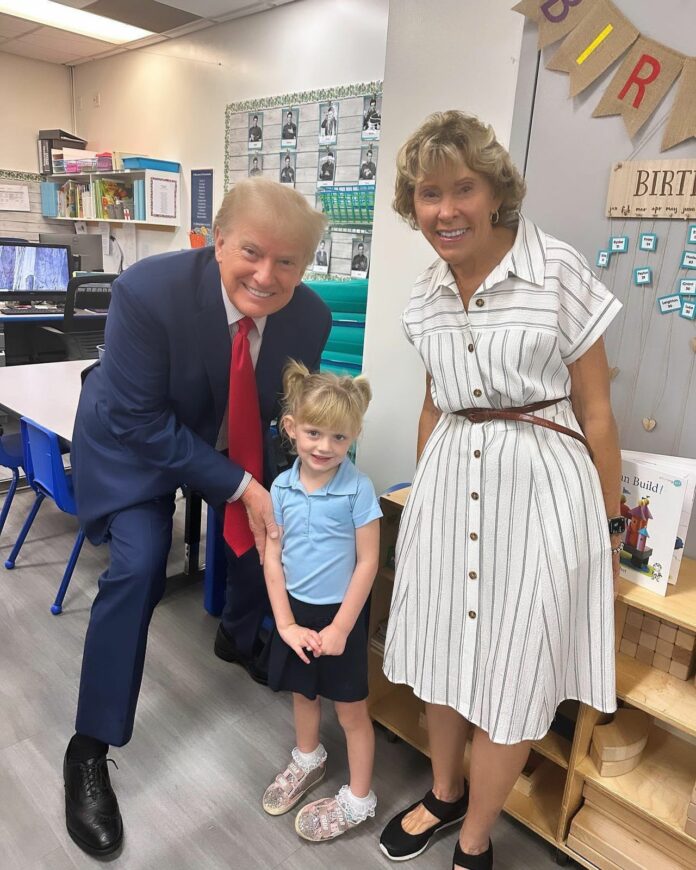 Mostrando su lado paternal; Donald Trump visita colegio de su nieta