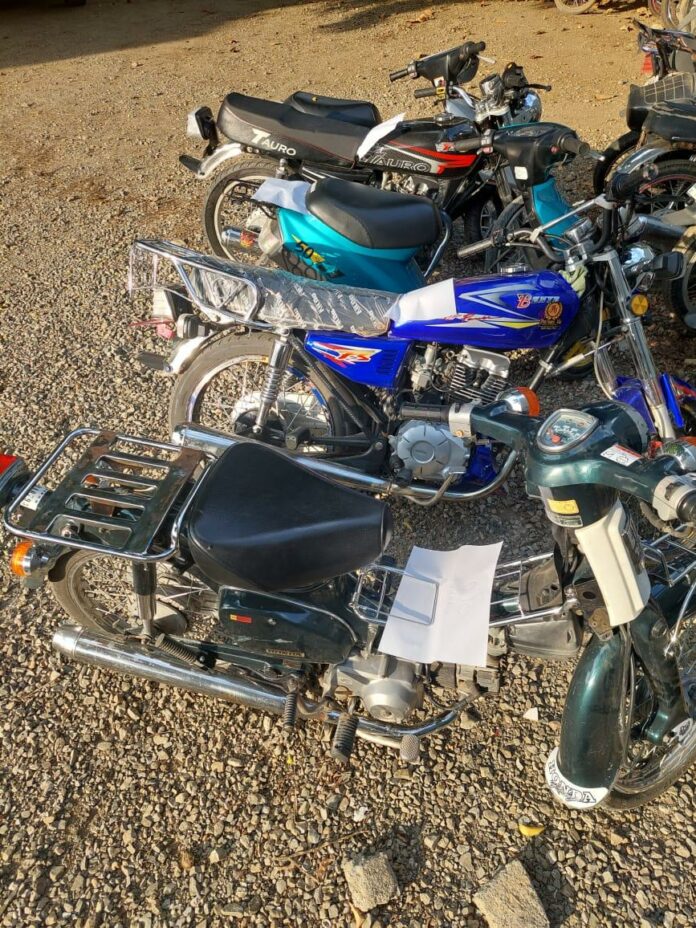 PN retiene cinco motocicletas participaban en carrera clandestina en Esperanza.