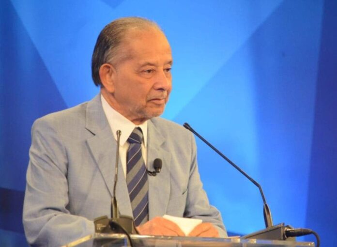 Periodista Huchi Lora desmiente con humor supuestos rumores de su muerte