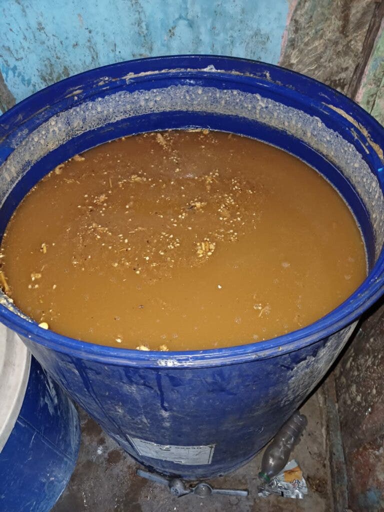 Policia desmantela laboratorio clandestino de alcohol adulterado en SPM