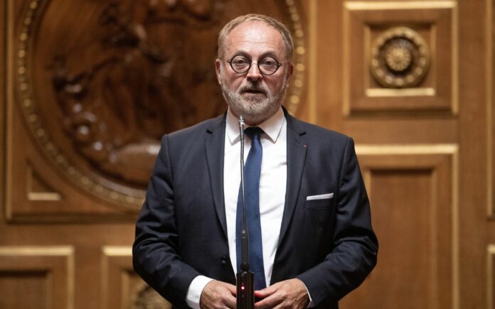 Presentan cargos contra senador francés acusado de drogar diputada para asaltarla sexualmente