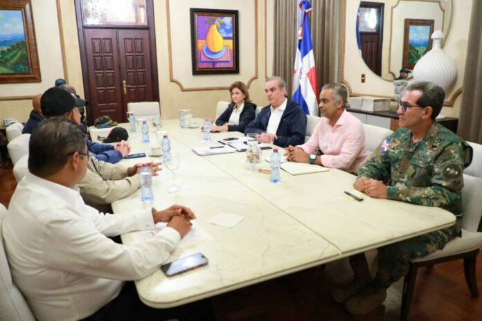 Presidente Luis Abinader sostiene reunión de urgencia con organismos de rescate