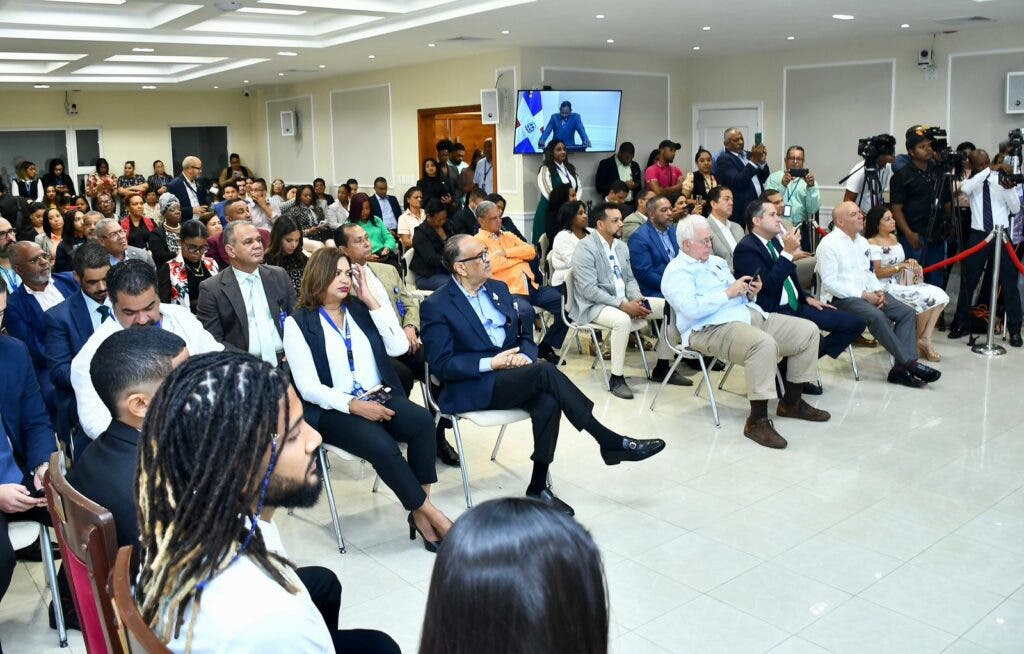 Reconocen a Fernando Tatis por su destacada trayectoria en el