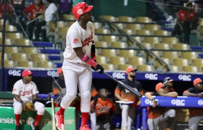 Santos, Lake y Caminero guían triunfo de Leones