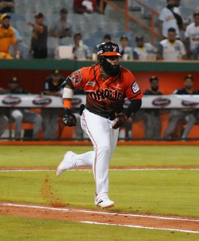 Toros propinan 8va derrota seguida a las Águilas con bateo de Tavárez