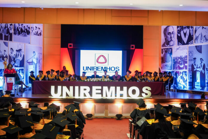 UNIREMHOS inviste 476 nuevos profesionales; rector pide aumentar esfuerzos en educación