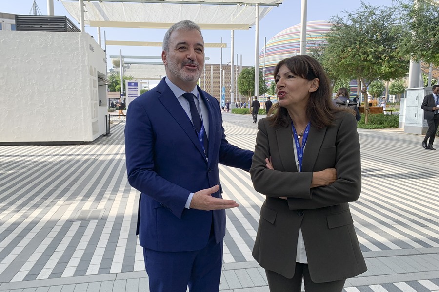 El alcalde de Barcelona, Jaume Collboni, y al alcaldesa de París, Anne Hidalgo, hacen unas declaraciones a EFE, durante su asistencia a la Cumbre del Clima COP28 en Dubái. 