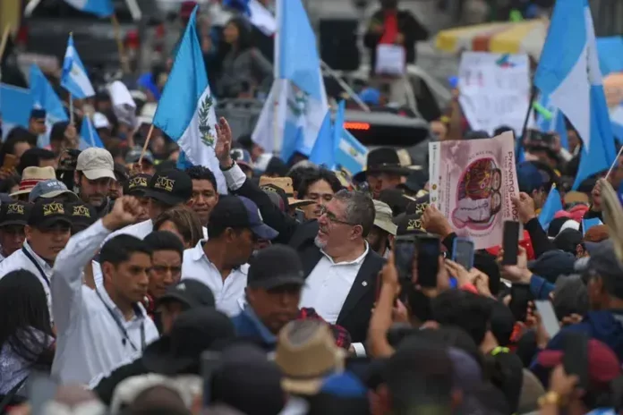 Presidente electo de Guatemala encabezó una masiva protesta pacífica contra persecución judicial