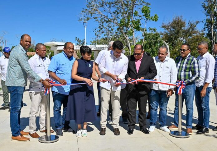 Ministerio de Turismo inaugura parque en Manzanillo