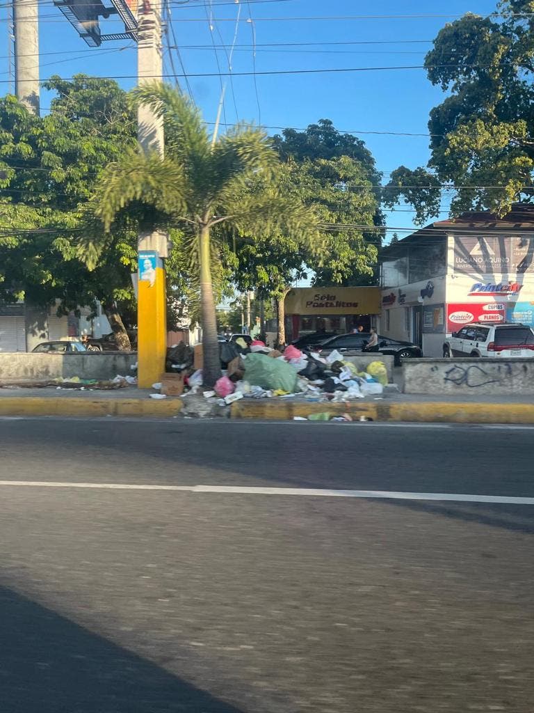 1702491495 304 Camiones no recogen la basura en Santo Domingo Este porque