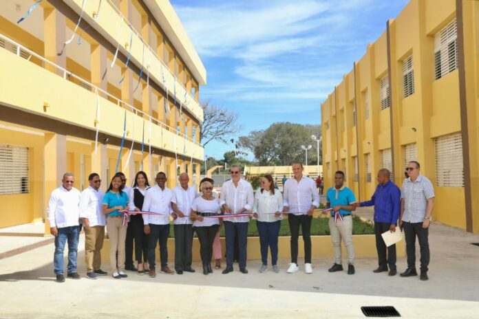 Abinader inaugura Liceo jornada extendida en San Juan