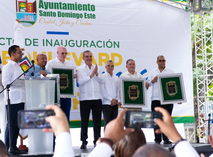 Inauguran ”Boulevard del Dominicano en el Exterior” en SDE