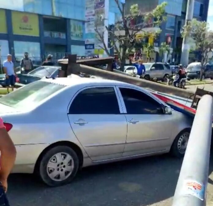 Tras colapso de valla de un candidato a alcalde por Santiago, implicados salen en defensa de sus posiciones