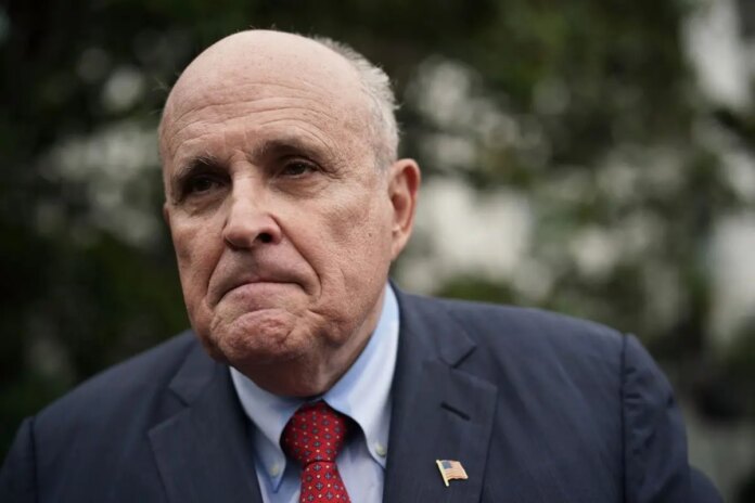 Rudy Giuliani se declara en bancarrota tras condena por difamación