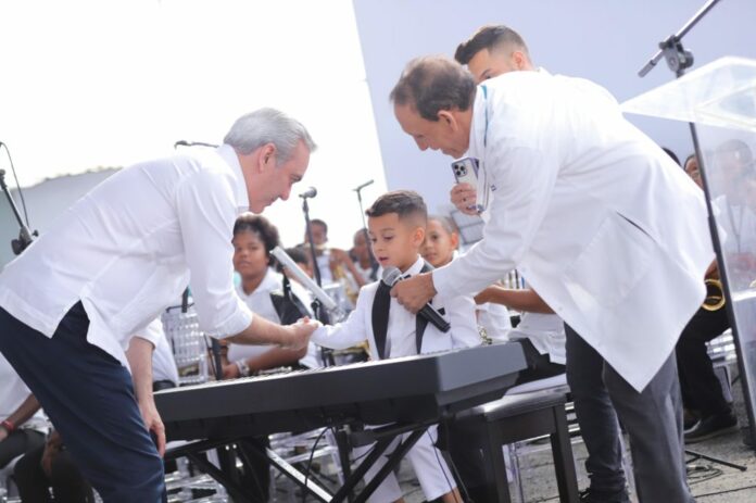 Abinader participa en aguinaldo de Fundación Cruz Jiminián