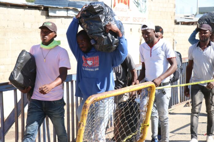Cientos de haitianos dejan la República Dominicana para retornar hacia Haití