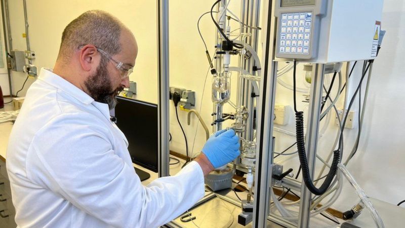 1703882952 295 ¡Insolito Cientificos lograron convertir heces en combustible para aviones