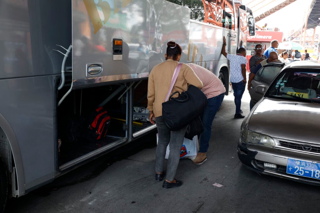 1703894115 435 Paradas de autobuses presentan timido flujo de pasajeros en asueto