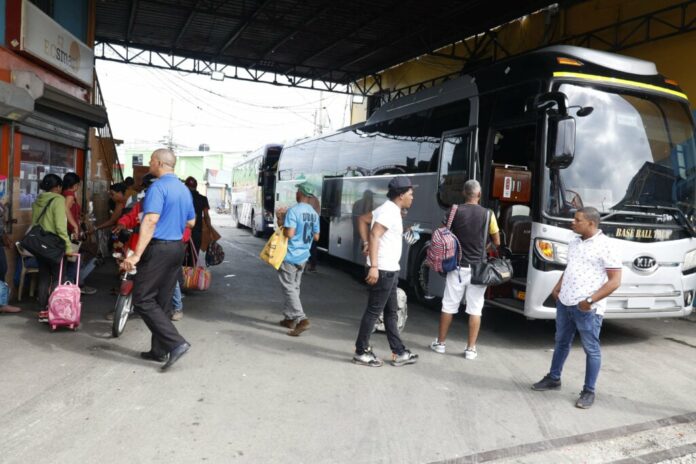Paradas de autobuses presentan tímido flujo de pasajeros en asueto de fin de año