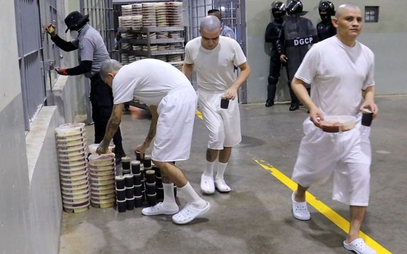 1703896752 723 La cena de Navidad en la megacarcel de Bukele