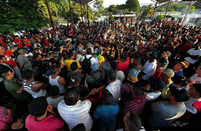 2,000 migrantes abandonan caravana y avanzan solos en sur de México