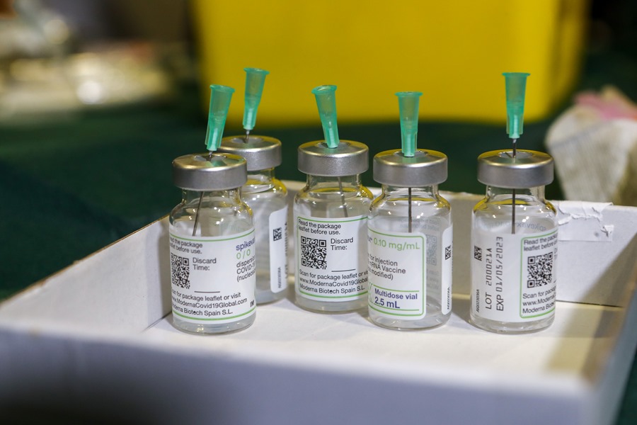 Varios viales preparados para la administración de la vacuna contra la covid-19