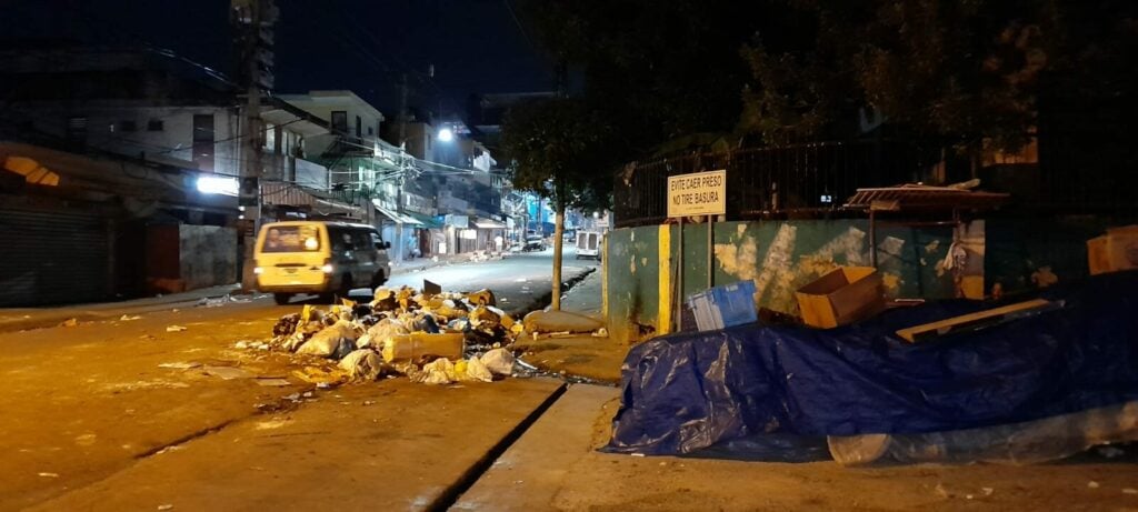 1704062533 235 Fotos Basura desorden hedor y abandono bordean Comedor Economico de