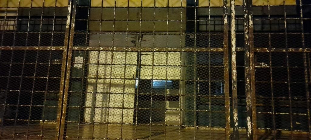 1704062533 687 Fotos Basura desorden hedor y abandono bordean Comedor Economico de