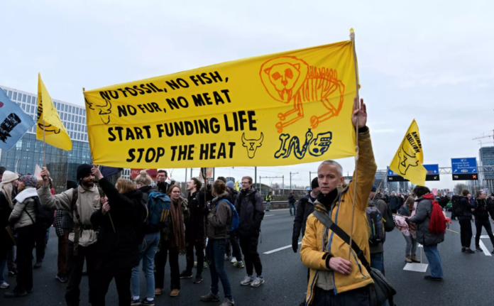 Activistas climáticos bloquean carretera principal que rodea Ámsterdam