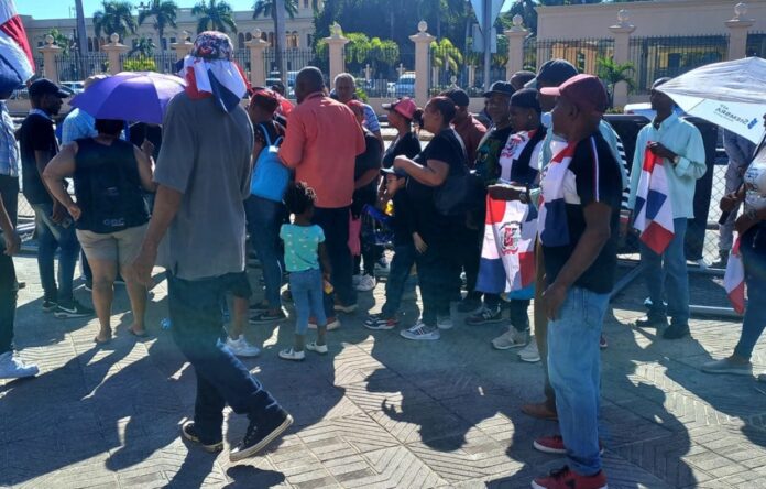 Afectados instan presidente decrete cese práctica desalojo