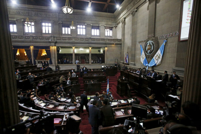 Al menos 100 diputados guatemaltecos tienen prohibido entrar a EE.UU.